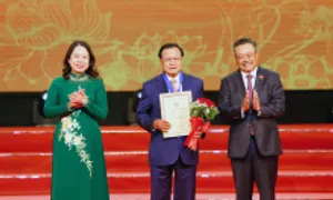 Nguyên Bí thư Hà Nội được vinh danh công dân Thủ đô ưu tú Nguyên Bí thư Hà Nội được vinh danh công dân Thủ đô ưu tú