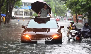 Nước ngập bánh xe, tràn vào nhà dân sau mưa lớn ở TP HCM