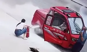 Chủ cửa hàng pháo hoa nhanh tay dập cháy xe điện ba bánh Chủ cửa hàng pháo hoa nhanh tay dập cháy xe điện ba bánh