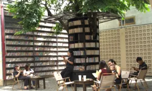 Quán cà phê có bức tường dựng từ 7.500 cuốn sách Quán cà phê có bức tường dựng từ 7.500 cuốn sách